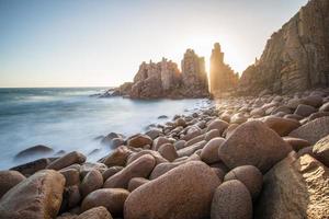 o pinnacles rock em cape woolamai, um dos locais de maior atração turística da ilha phillip do estado de victoria, austrália, ao pôr do sol. foto