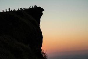 a silhueta de phu chi fah o marco espetacular da montanha na província de chiang rai da tailândia. foto