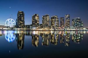 o reflexo da área à beira-mar das docas em melbourne à noite, austrália. foto