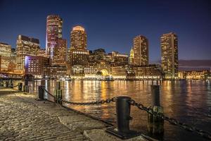 cena noturna de boston, massachusetts, skyline da cidade. foto
