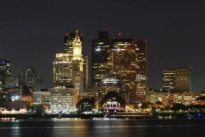 skyline de boston à noite, massachusetts, eua foto