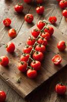 tomates-cereja vermelhos orgânicos crus foto