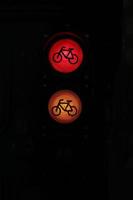 luzes de tráfego coloridas em vermelho e laranja foto