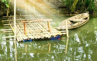 manhã clara e barco de madeira atracado em resortt a água no resort na tailândia