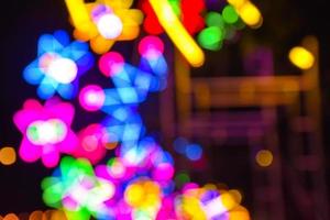 a noite ilumina e colore os passeios e a decoração e a luz do bokeh foto