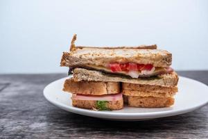 sanduíche de clube no prato foto