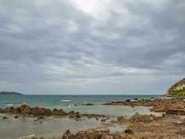 Seascape de praia da costa rochosa no oceano idílico foto