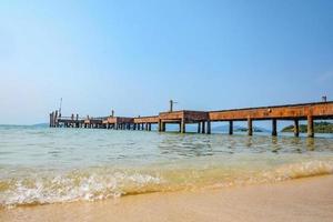 cais de madeira na incrível praia idílica e oceano tropical em koh mak island trat tailândia foto