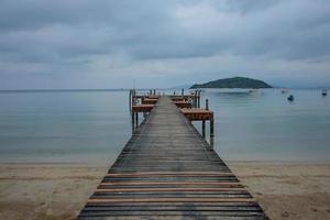 doca baot do porto de madeira pela manhã .koh mak island trat tailândia foto