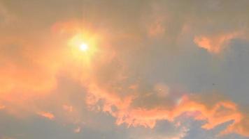 grandes nuvens brancas no céu com a luz do sol brilhando nas nuvens durante o dia renderização em 3d foto