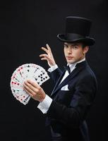 truque mostrando mágico com cartas de jogar