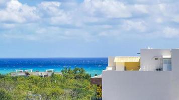 vista panorâmica do oceano e da praia do caribe da paisagem urbana playa del carmen. foto
