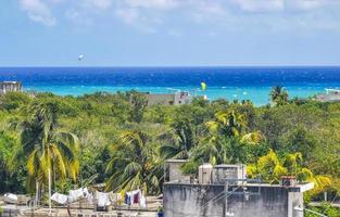 vista panorâmica do oceano e da praia do caribe da paisagem urbana playa del carmen. foto