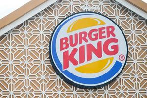 Phuket, Tailândia, 1º de maio de 2022 - sinal do Burger King foto