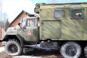 carro de guerra com uma estrela vermelha na porta foto