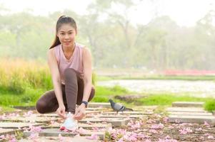 belas mulheres asiáticas se exercitam no parque todas as manhãs, é um estilo de vida para relaxamento e boa saúde do corpo foto