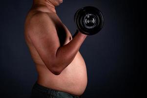 pessoas obesas grandes têm barriga gorda e crescida, requer exercícios para perder peso e se manter saudável foto