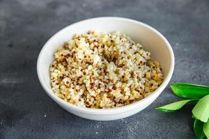 bulgur mingau de quinoa cereal mix fresco refeição saudável comida dieta lanche na mesa cópia espaço foto