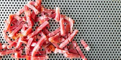 cubos de bacon fatia carne de porco refeição fresca comida lanche na mesa espaço de cópia comida foto