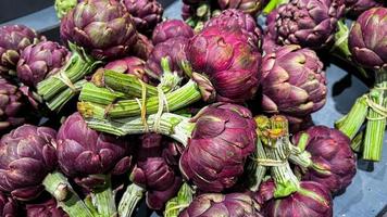 alcachofra balcão de frutas maduras frescas na loja do mercado refeição saudável comida dieta lanche vegetariano vegano ou comida vegetariana espaço de cópia foto