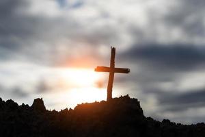 silhueta de uma cruz cristã de madeira contra o céu foto
