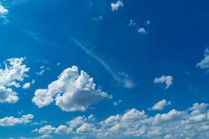 lindas nuvens brancas em um fundo de céu azul foto