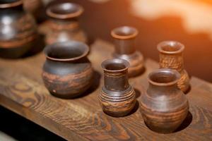 potes de barro artesanais na mesa de madeira foto