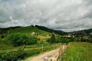 vista da aldeia nas montanhas. paisagem de montanha de verão foto