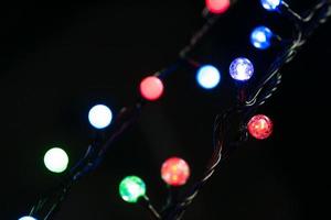 luzes de natal na árvore de natal com um lindo bokeh foto