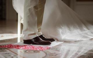 detalhes delicados da festa de casamento. recém-casados de mãos dadas. foto