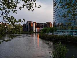 edifício do conselho da europa ao pôr do sol em estrasburgo, noite de primavera foto