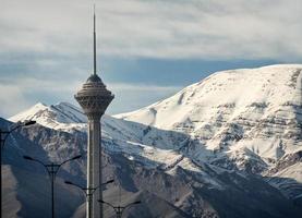 milad torre de teerã frente de montanhas cobertas de neve alborz foto