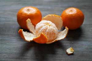 clementinas ou tangerinas na mesa de madeira rústica foto