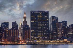 skyline de manhattan de nova york, sede das nações unidas foto