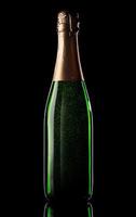 garrafa verde de champanhe foto