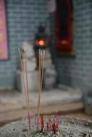 queima de incenso em um templo chinês foto