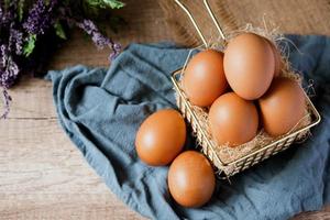 ovos de galinha frescos em uma cesta de metal foto