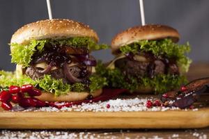 closeup de hambúrguer caseiro com legumes frescos foto