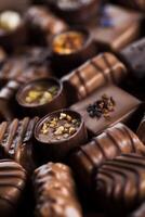 chocolate praliné em backgroud de madeira foto
