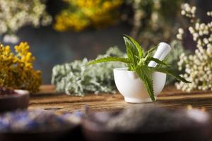medicina de ervas, remédio natural e argamassa no fundo da mesa de madeira vintage