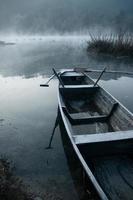 névoa da manhã no barco foto