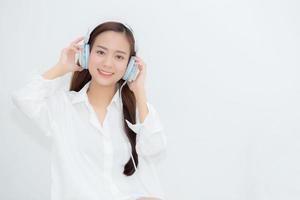 belo retrato jovem asiática feliz desfrutar e diversão ouvir música com fone de ouvido sentado na sala de estar, estilo de vida da menina relaxar rádio de som com fone de ouvido, lazer e conceito de tecnologia. foto