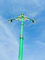 foto de um poste de luz elétrica de um ângulo baixo com um lindo céu azul ao fundo
