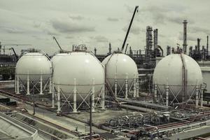 tanques de propano esféricos brancos contendo gasoduto combustível foto