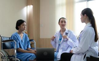 duas médicas em um hospital internacional dando conselhos a pacientes convalescentes foto