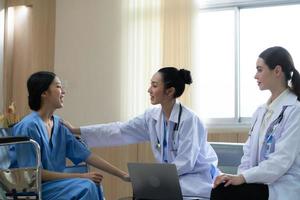 duas médicas em um hospital internacional dando conselhos a pacientes convalescentes foto
