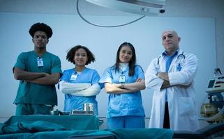 professores de medicina e equipe de estudantes de medicina se preparam antes de ensinar cirurgia para estudantes de medicina foto