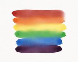 conceito de textura em aquarela do mês do orgulho lgbt. estilo de pincel de bandeira do arco-íris isolar no fundo branco. foto