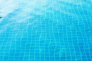 piscina azul com superfície ondulada.