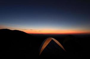 barraca de acampamento ao pôr do sol.